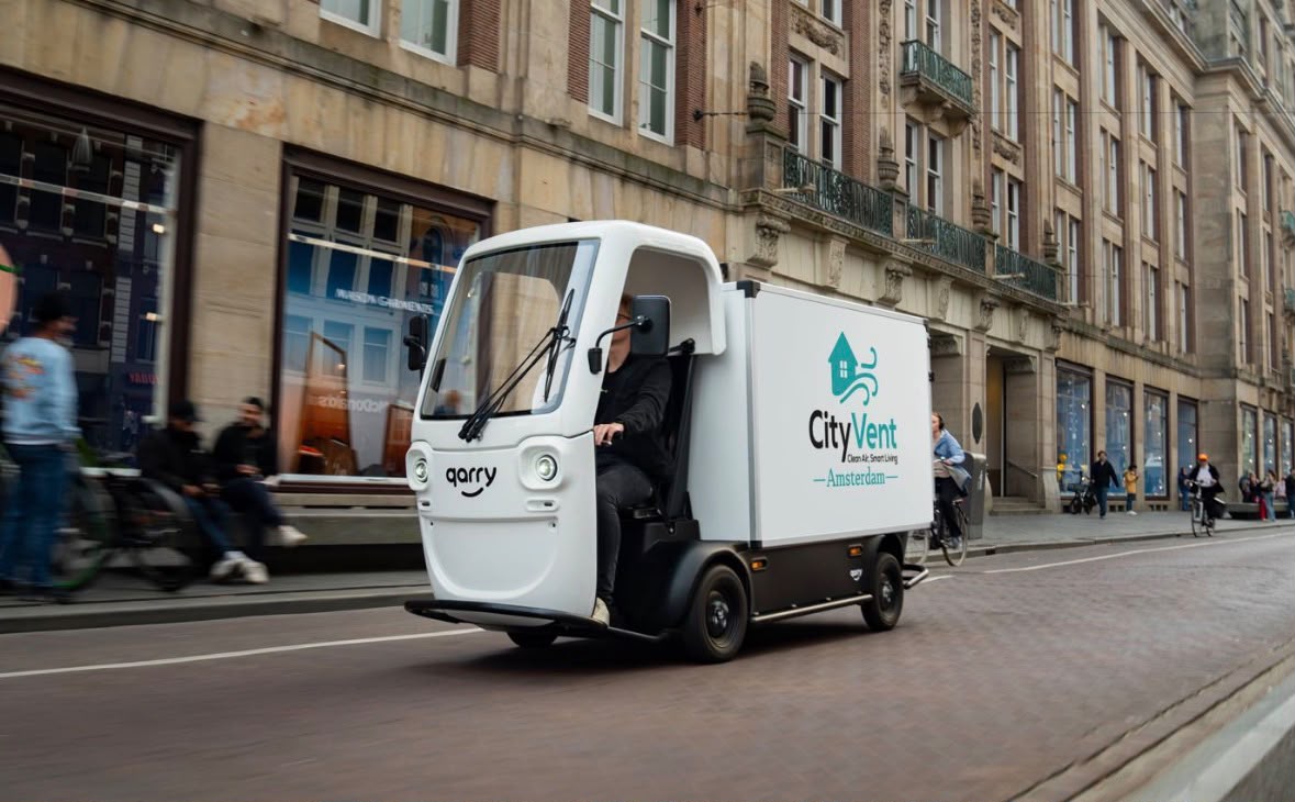 Elektrische CityVent bedrijfswagen in de Amsterdamse binnenstad