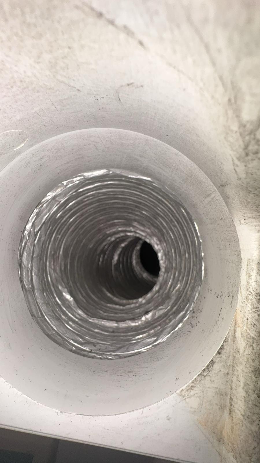 Schoon ventilatiekanaal na borstelreiniging