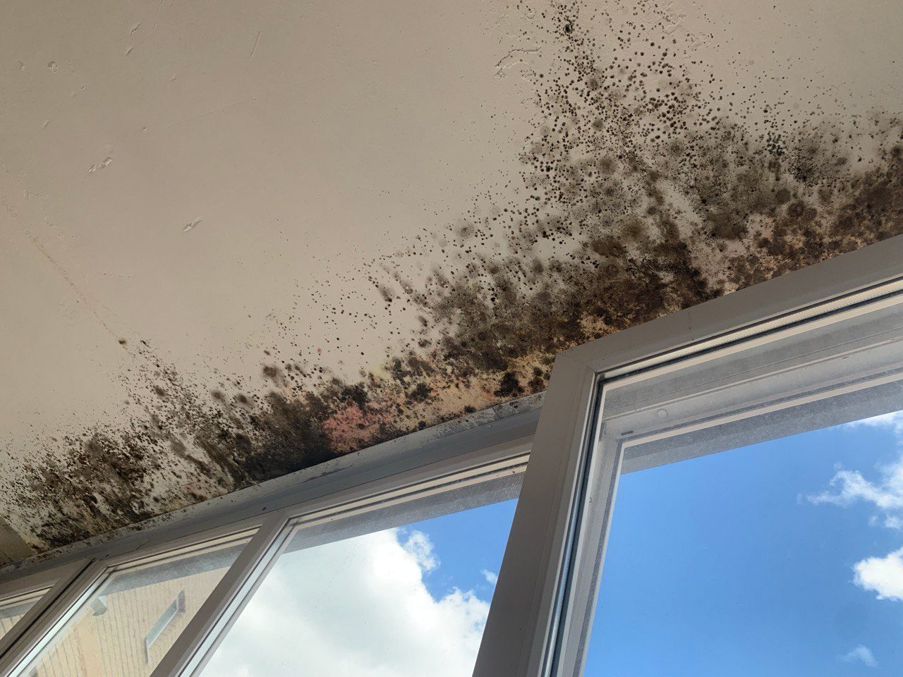 Schimmel op plafond bij raamkozijn door condensvocht